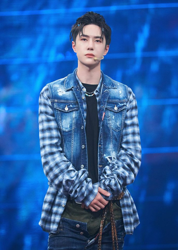 Diện đồ phá cách, cá tính nhưng Vương Nhất Bác lại bị netizen “ném đá” vì chi tiết này ảnh 5