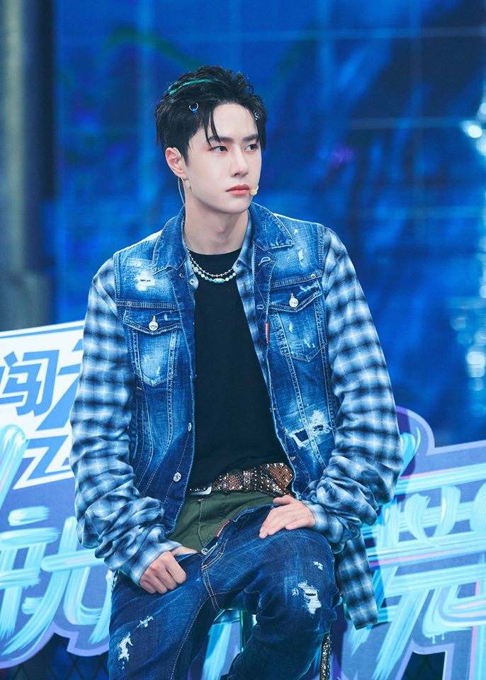 Diện đồ phá cách, cá tính nhưng Vương Nhất Bác lại bị netizen “ném đá” vì chi tiết này ảnh 4