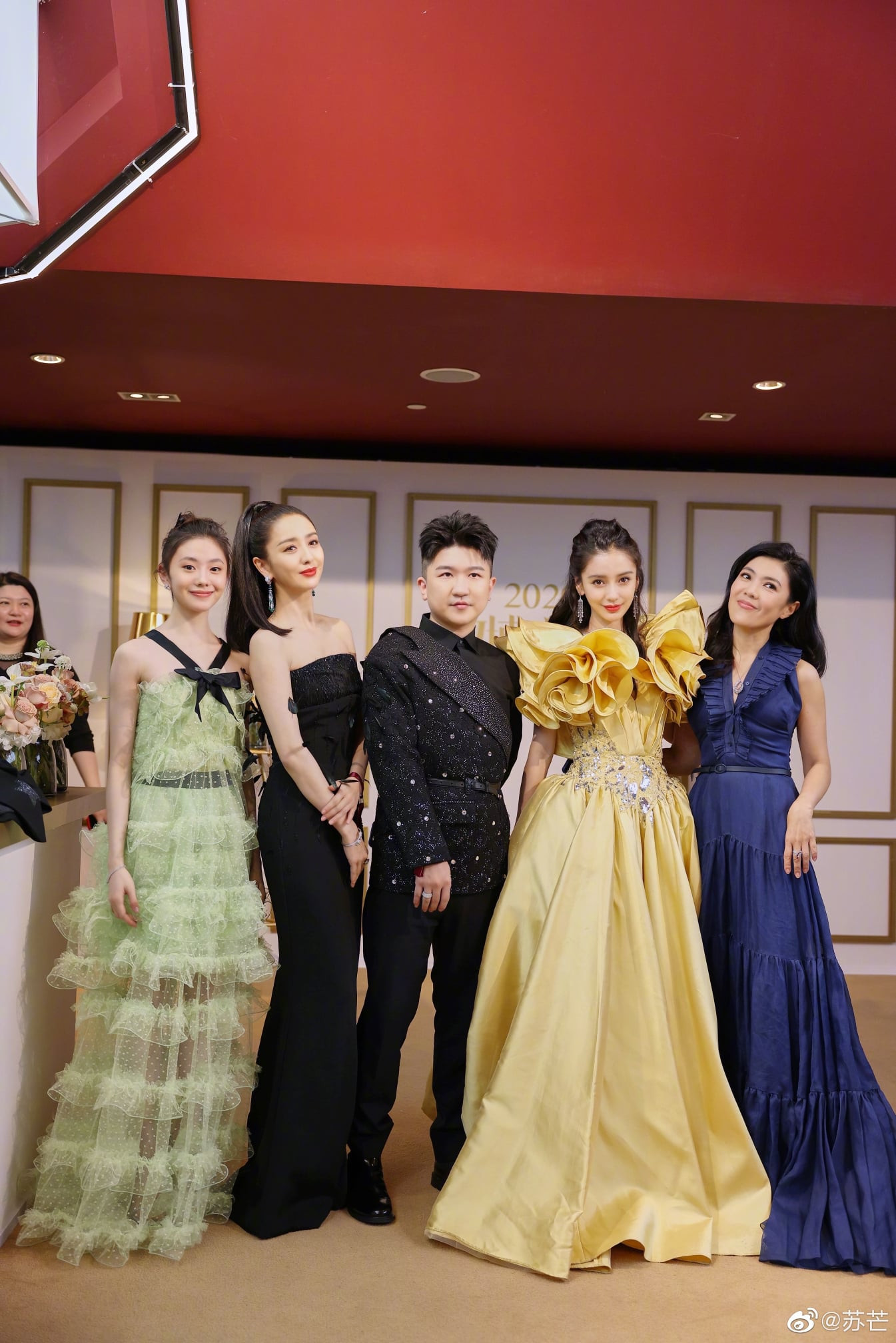 Đến cả “nữ hoàng thảm đỏ” Angela Baby cũng mắc lỗi trang phục vì ham lấn át người khác ảnh 4