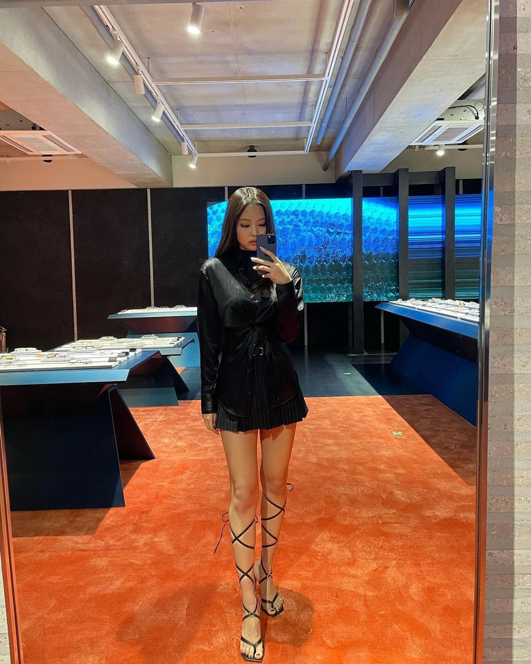 Đi quảng bá kính mắt nhưng Jennie lại khiến netizen mải tập trung vào đôi chân cực phẩm ảnh 2