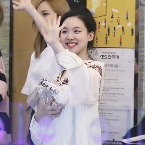 Sở hữu da đẹp nét xinh sẵn rồi nên những idol này thường xuyên khoe mặt mộc ảnh 11