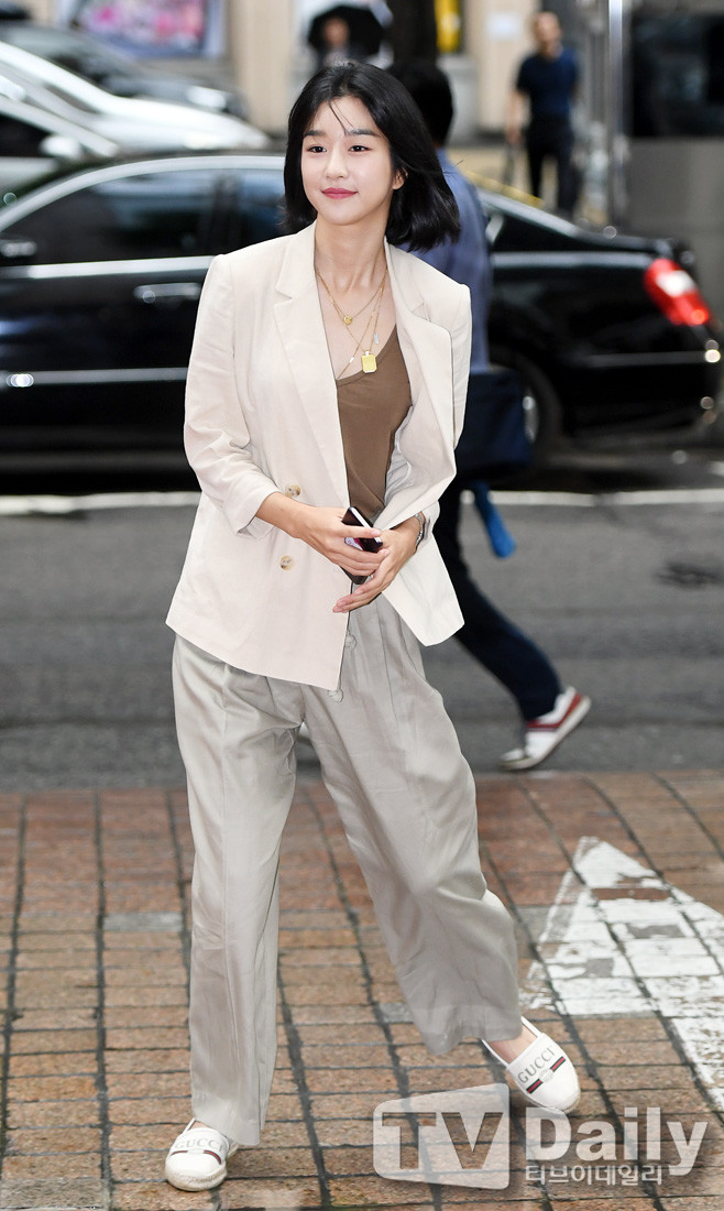 Chân dài miên man nhưng Seo Ye Ji vẫn bị dìm dáng vì kiểu quần “chân ngắn một mẩu” này ảnh 8