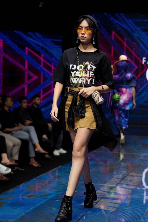 “Thánh chửi” Mèo Thoại bất ngờ “vồ ếch” trên sàn diễn catwalk dành riêng cho học trò ảnh 5