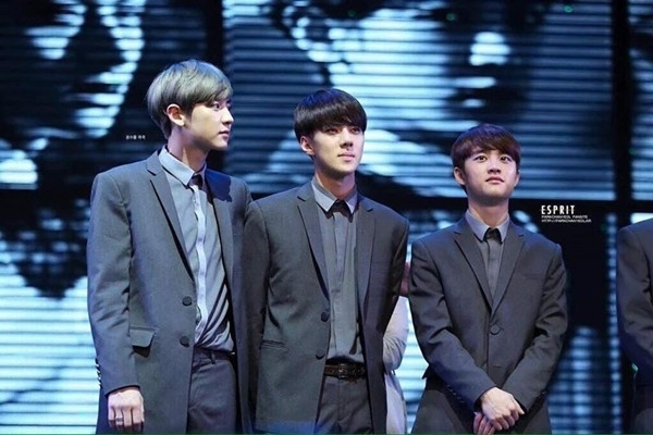 Khi “bé hạt tiêu” gặp “người khổng lồ” thì K-Pop có những màn dở khóc dở cười ảnh 11