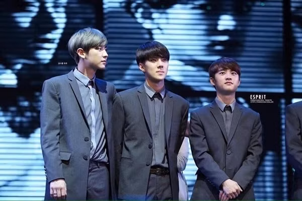 Khi “bé hạt tiêu” gặp “người khổng lồ” thì K-Pop có những màn dở khóc dở cười ảnh 11