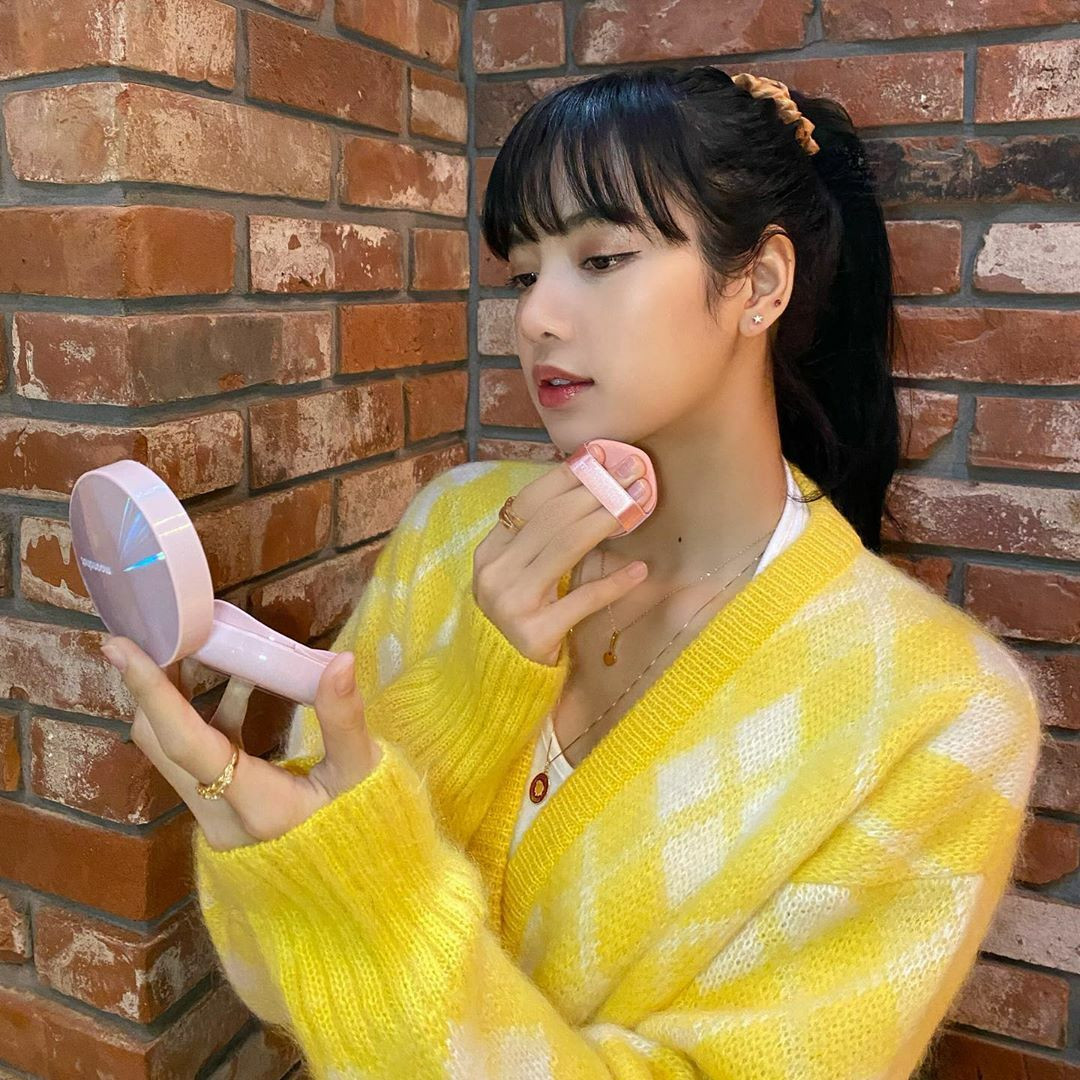 Sao Hàn 24H: COVID-19 có bủa vây vẫn không quên ngắm hoa anh đào mùa Xuân ảnh 7