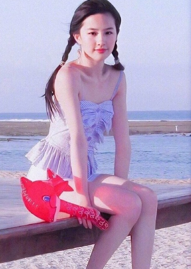 Khi Lưu Diệc Phi và Cúc Tịnh Y đụng hàng bộ ảnh bên bờ biển: Bất phân thắng bại ảnh 2