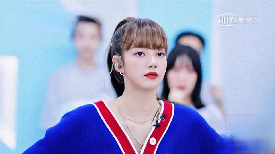 Đâu chỉ thí sinh, khán giả cũng giật mình với Lisa phiên bản cô giáo nghiêm khắc ảnh 1