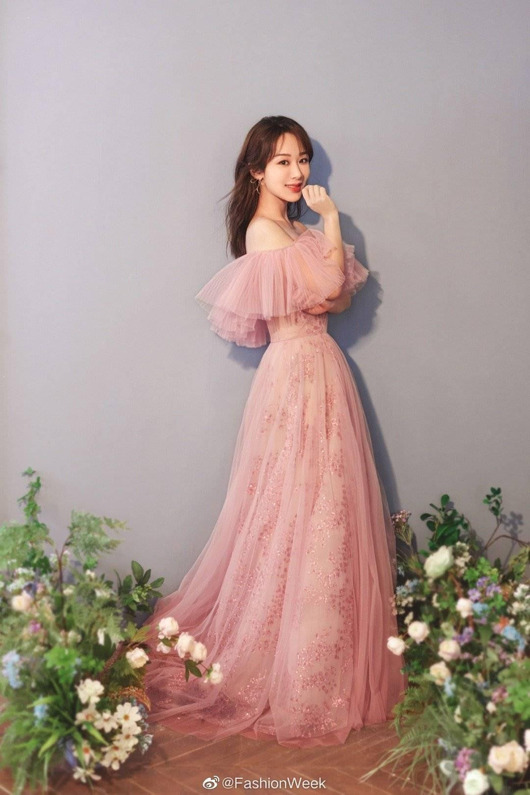 Chơi lớn nhất “Tinh Quang Đại Thưởng”: Dương Tử hóa “bao lì xì” với bộ ảnh siêu dị ảnh 1