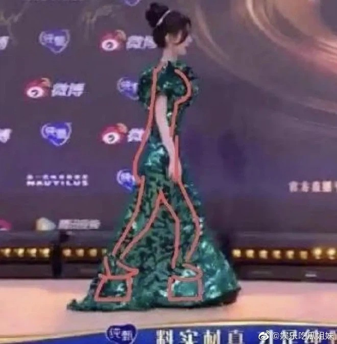 Đi giày siêu cao nhưng “mỹ nữ 4000 năm” Cúc Tịnh Y vẫn không giấu được vóc dáng thật ảnh 2