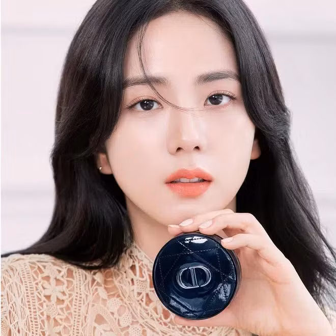 Dior cùng lúc tung ảnh mới của Jisoo và Angela Baby: Nàng thơ nào thần thái ấn tượng hơn? ảnh 4