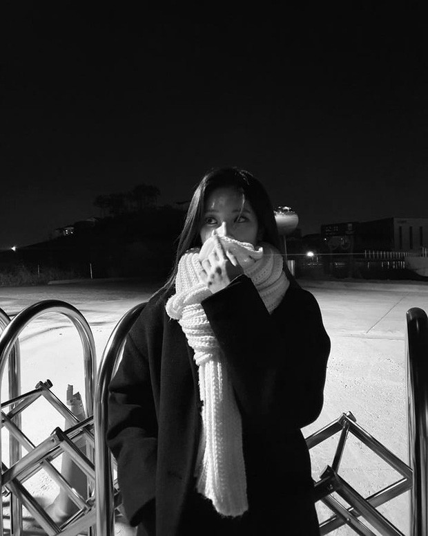 Những bức ảnh khiến fan K-Pop nhức não suy luận: BLACKPINK góp hẳn 3 tấm, nhìn mãi mới ra! ảnh 5