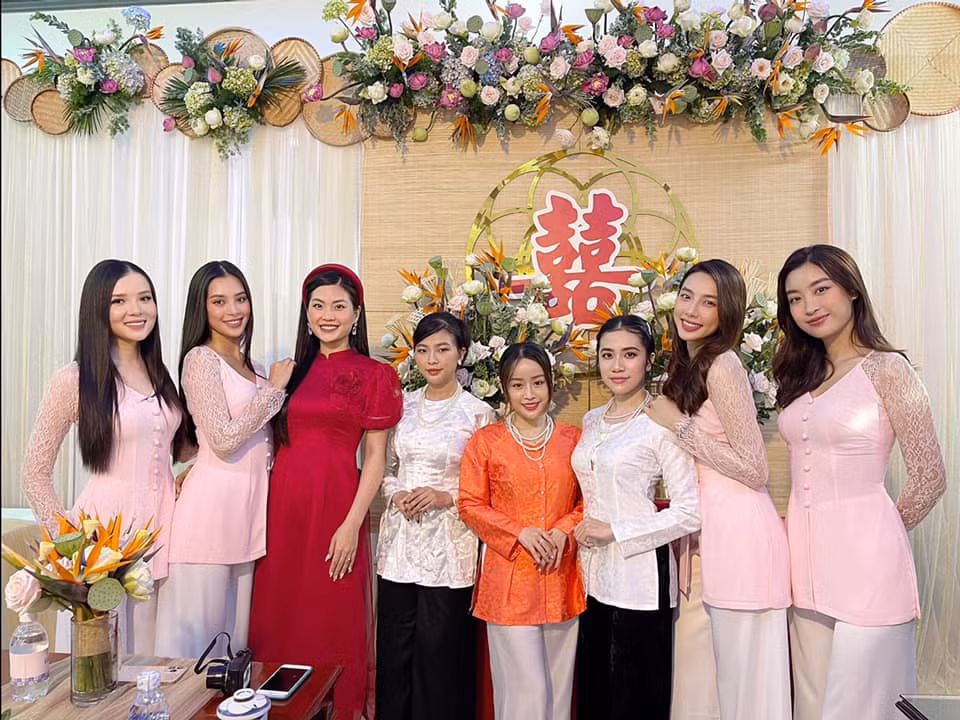 Hoa hậu Tiểu Vy, Mỹ Linh mặc áo bà ba cực dễ thương trong đám cưới Á hậu Thúy An ảnh 5