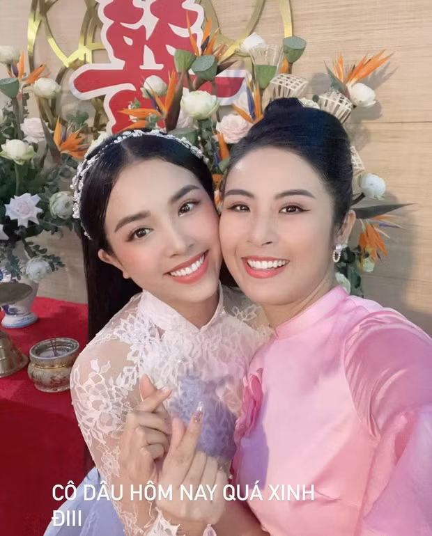Hoa hậu Tiểu Vy, Mỹ Linh mặc áo bà ba cực dễ thương trong đám cưới Á hậu Thúy An ảnh 7