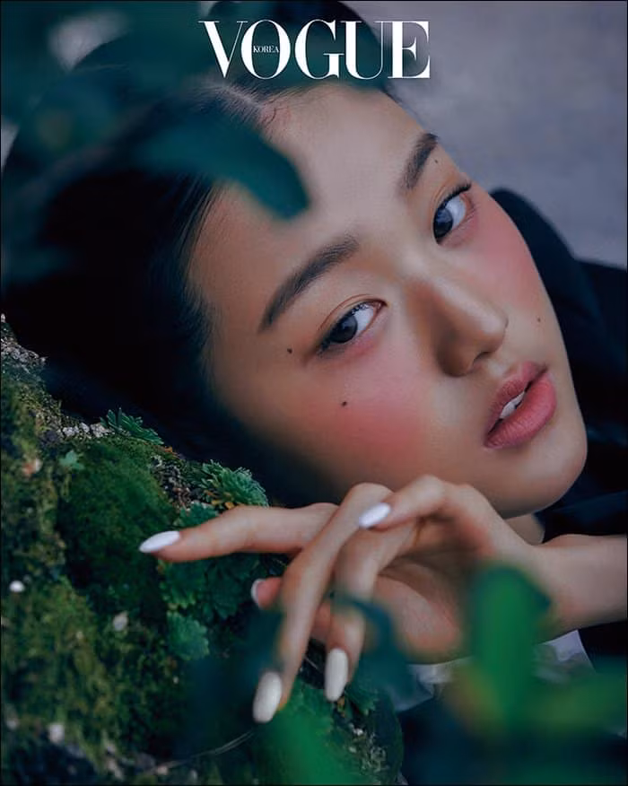 Lần đầu tiên trong lịch sử, Jang Won Young (IZ*ONE) chụp tạp chí mà bị chê về nhan sắc ảnh 2