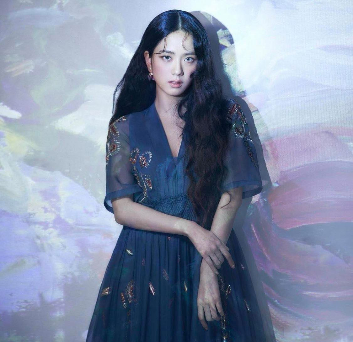 Dựa vào đâu mà netizen khen Jisoo ngày càng có khí chất và phong thái của một diễn viên? ảnh 8