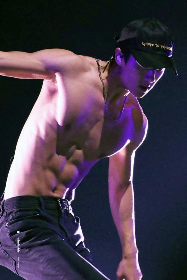 Từ Baekho (NU’EST) đến Jaehyun (NCT) - màn khoe cơ bụng đỉnh cao của các nam thần K-Pop ảnh 10