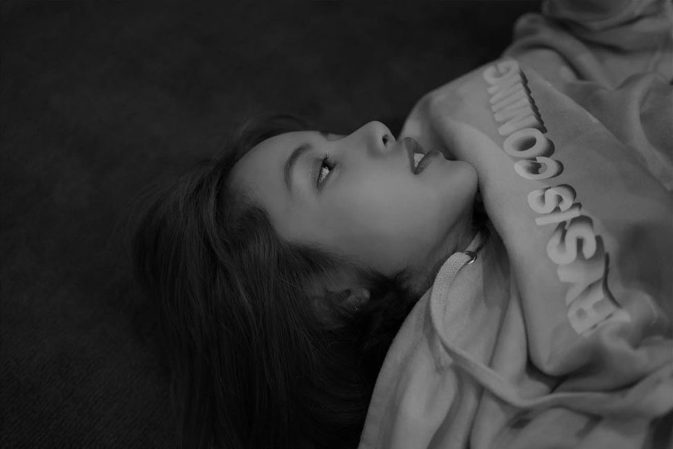 Lisa bỗng dưng chuyển sang tóc mái thưa: Trước đã xinh nay còn đẹp hơn bội phần ảnh 8