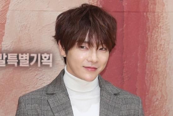 Sao Hàn 24H: Diễn viên Itaewon thân thiết với Sehun (EXO), Ji Chang Wook khoe ảnh đi bơi ảnh 1