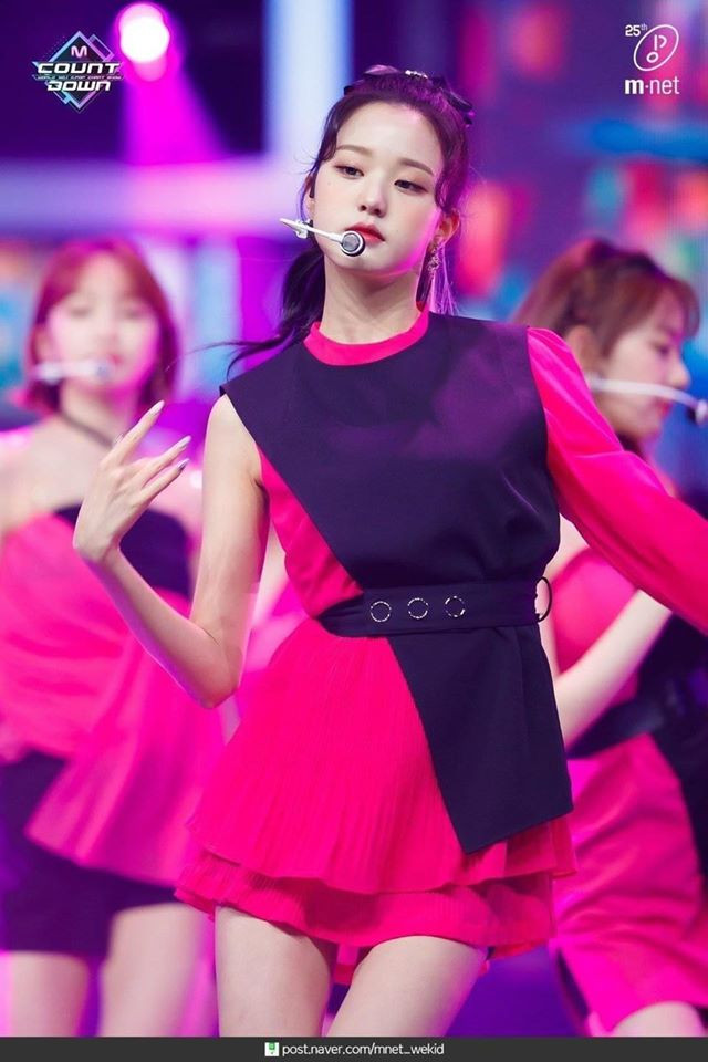 Ngoài chân dài như “Thủy thủ Mặt Trăng”, Jang Won Young (IZ*ONE) còn có 2 bàn tay cực phẩm ảnh 9