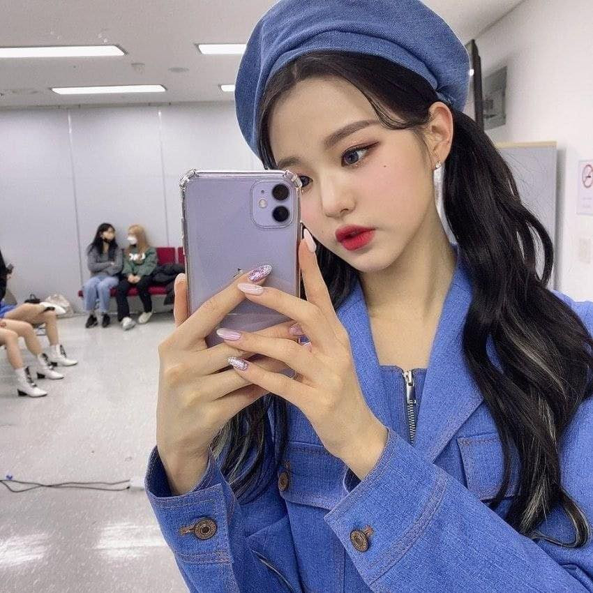 Ngoài chân dài như “Thủy thủ Mặt Trăng”, Jang Won Young (IZ*ONE) còn có 2 bàn tay cực phẩm ảnh 5