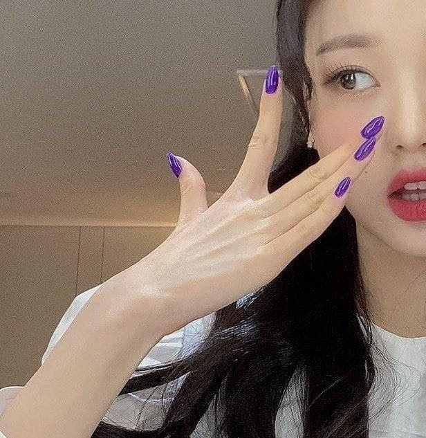 Ngoài chân dài như “Thủy thủ Mặt Trăng”, Jang Won Young (IZ*ONE) còn có 2 bàn tay cực phẩm ảnh 4