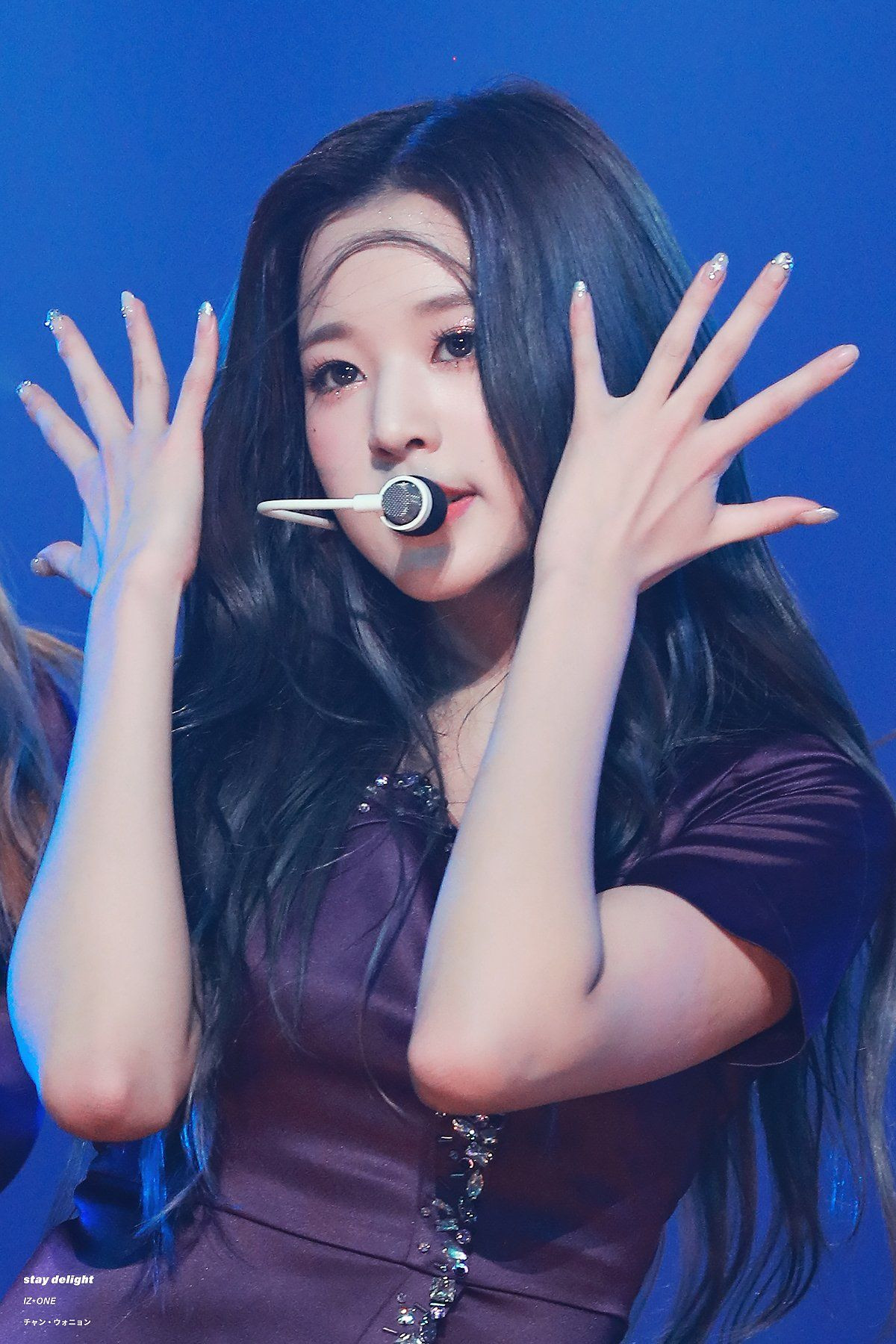 Ngoài chân dài như “Thủy thủ Mặt Trăng”, Jang Won Young (IZ*ONE) còn có 2 bàn tay cực phẩm ảnh 2