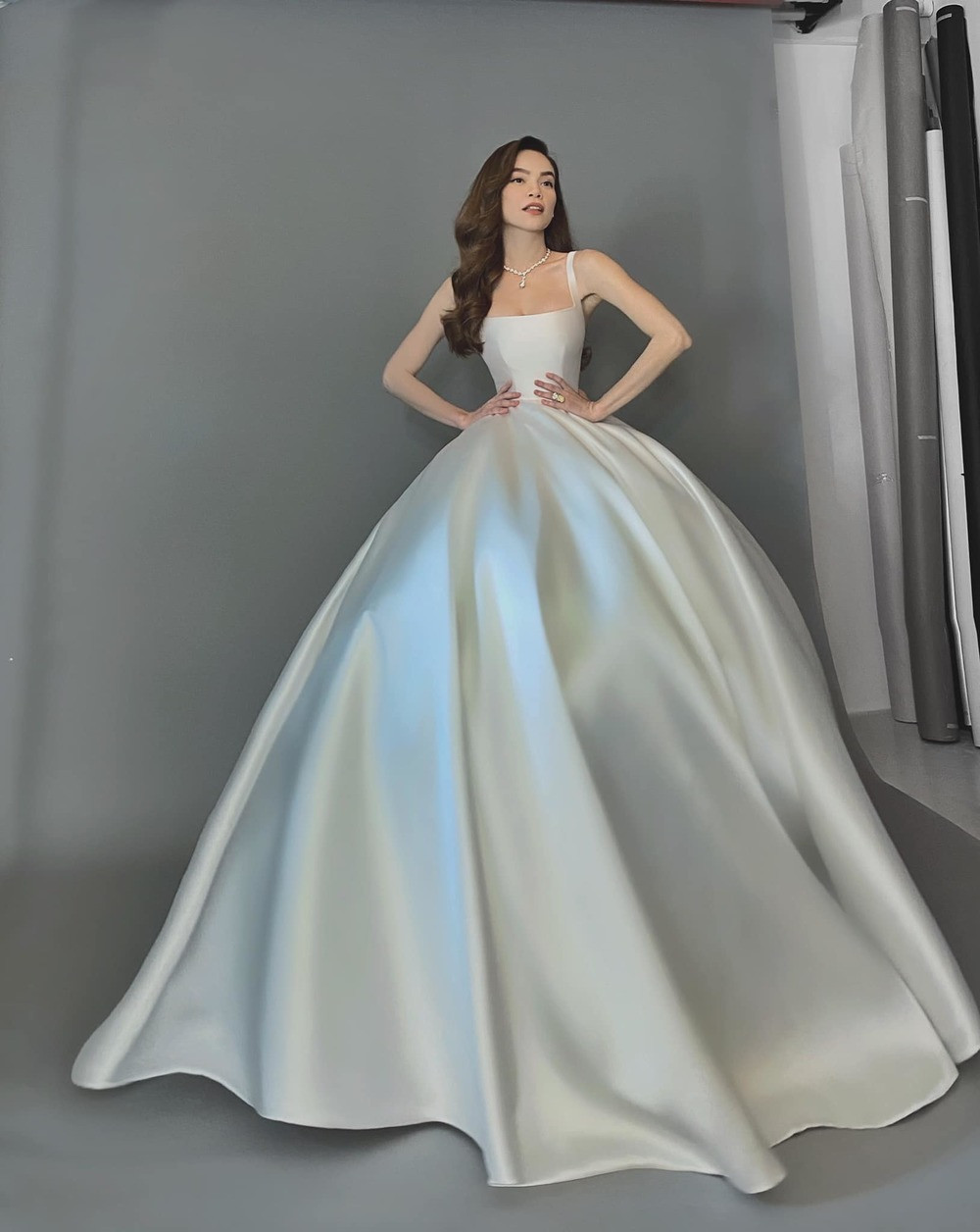 Soi váy cưới của Hồ Ngọc Hà trong bộ ảnh “rất giống ảnh cưới”: Đơn giản mà cực kiêu sa! ảnh 6