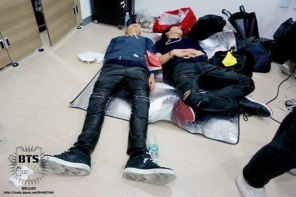 Jungkook có thói quen nằm ngủ như thế nào mà ARMY khuyên “bỏ ngay đi anh”? ảnh 3