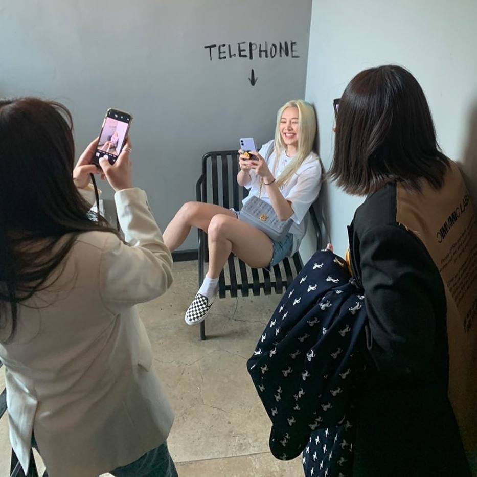 Sao Hàn 24H: Jeon Somi khoe cơ bụng, Ten (NCT) khoe tóc mới, Hyuna khoe bạn trai ảnh 2