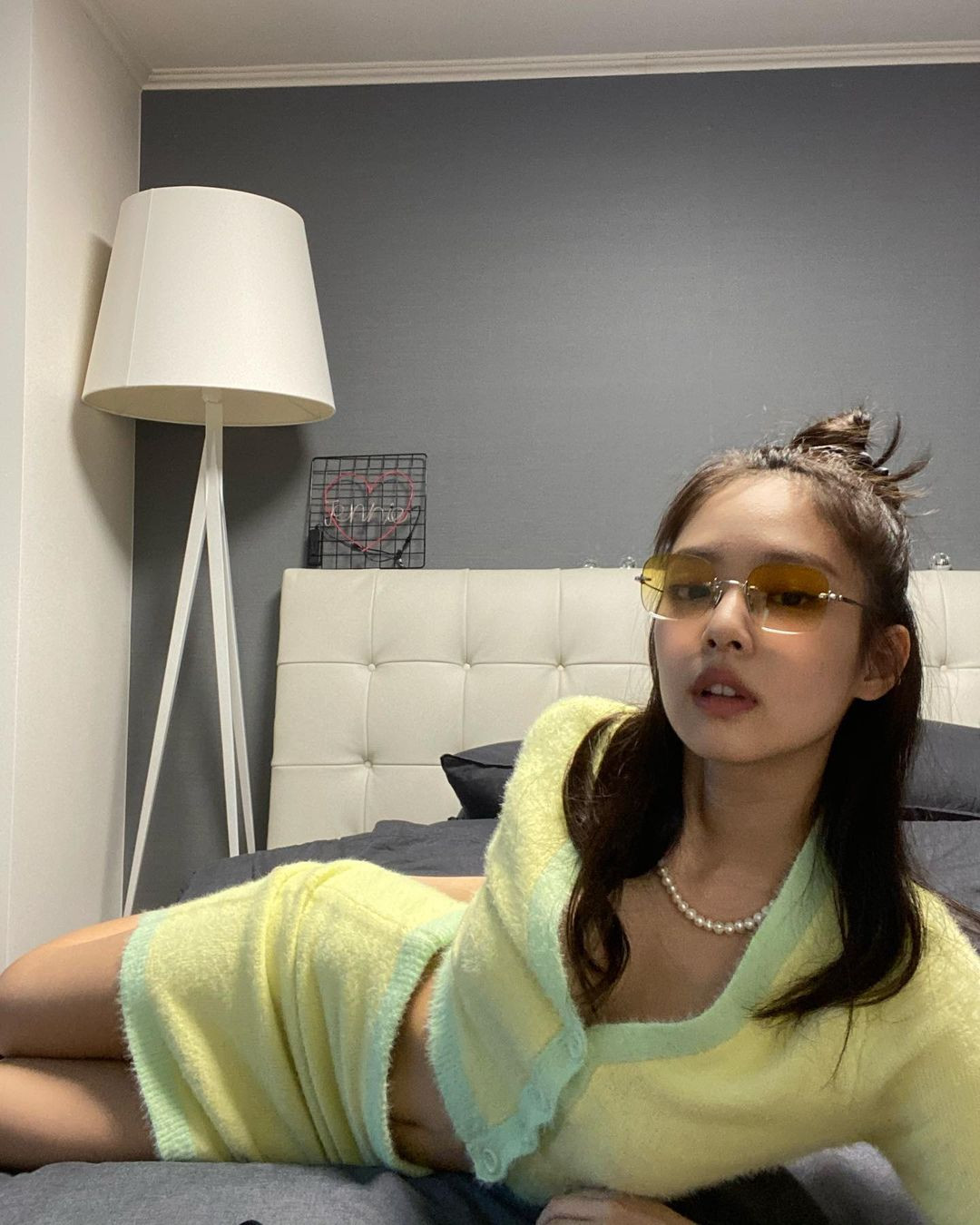 Đắng như Thiều Bảo Trâm: Vừa khoe dáng đã bị nghi mặc đồ nhái của váy Jennie diện ảnh 3