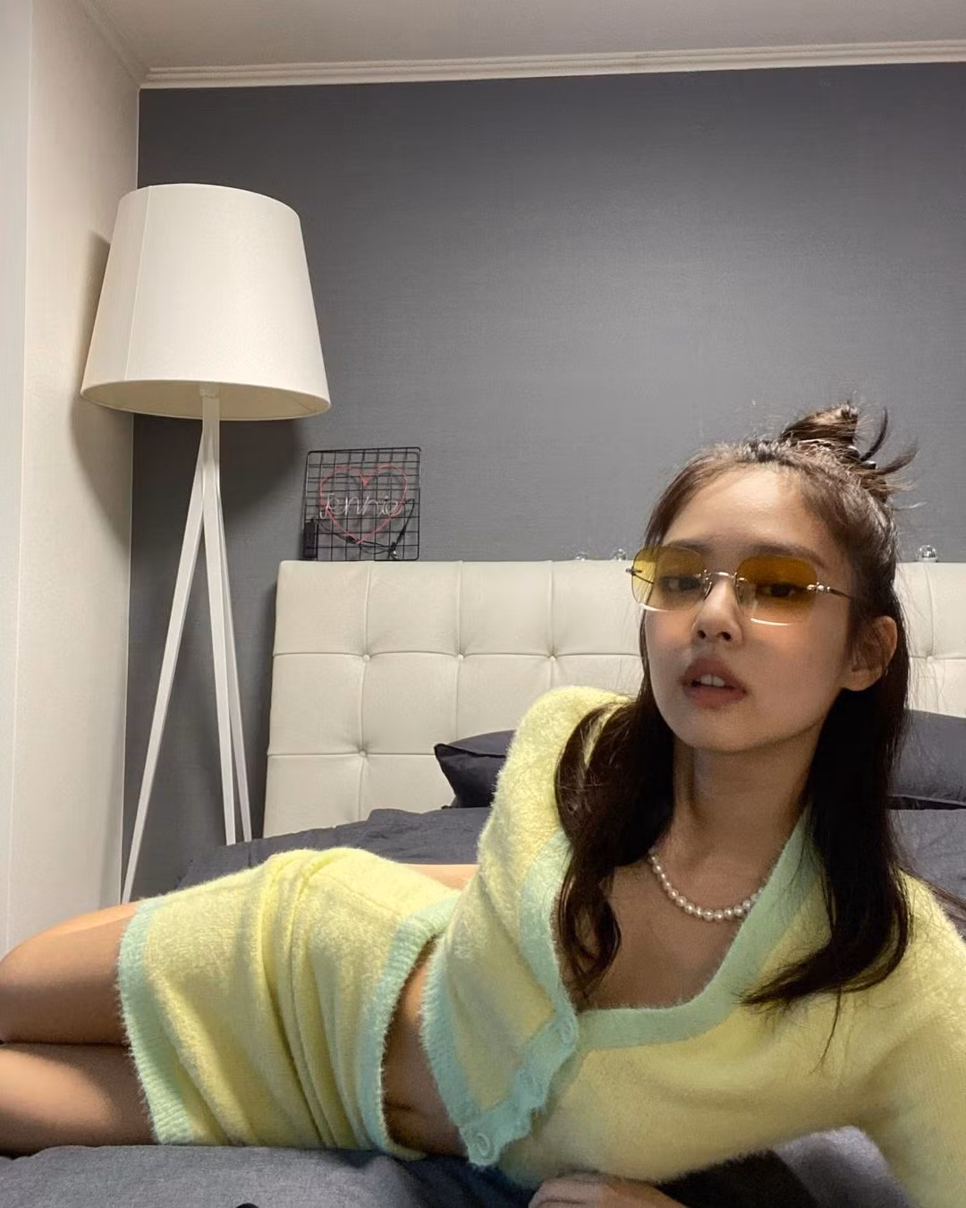 Đắng như Thiều Bảo Trâm: Vừa khoe dáng đã bị nghi mặc đồ nhái của váy Jennie diện ảnh 3