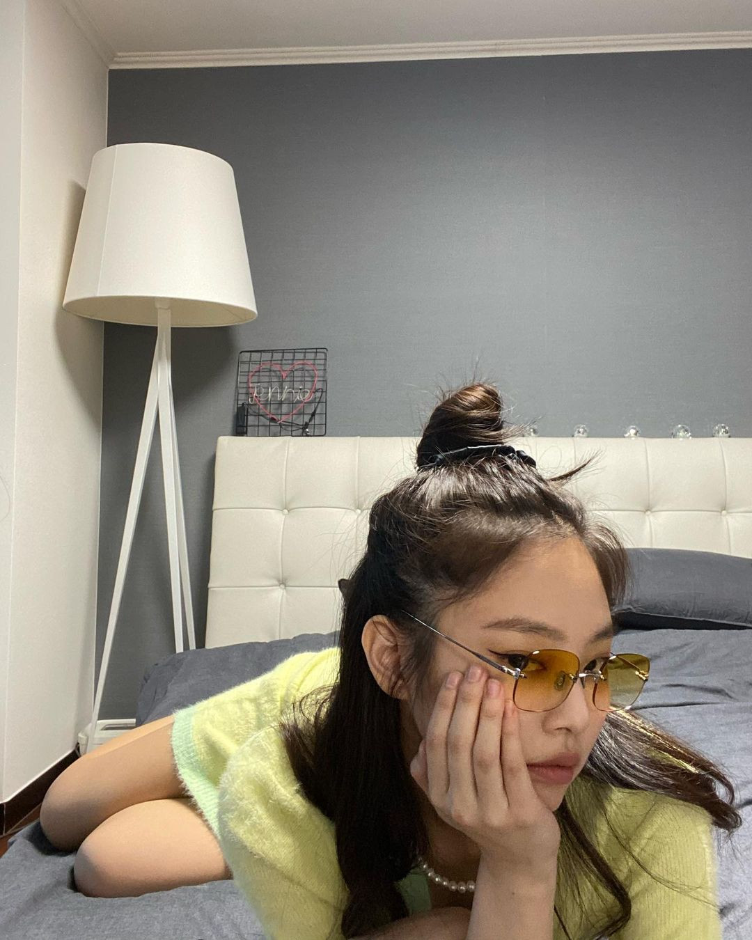 Đắng như Thiều Bảo Trâm: Vừa khoe dáng đã bị nghi mặc đồ nhái của váy Jennie diện ảnh 4
