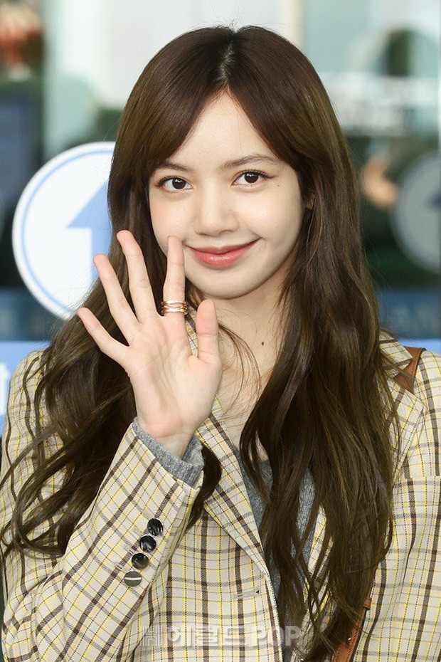 Chỉ có thể là Lisa: Thả nhẹ bức ảnh “không tóc mái” cũng leo thẳng lên Top Trending ảnh 4