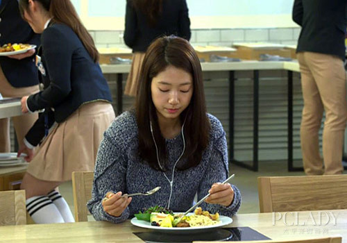 Làm “nàng thơ Dior” như Suzy cũng khổ: Đóng vai nhà nghèo rớt vẫn phải xài túi hàng hiệu ảnh 5