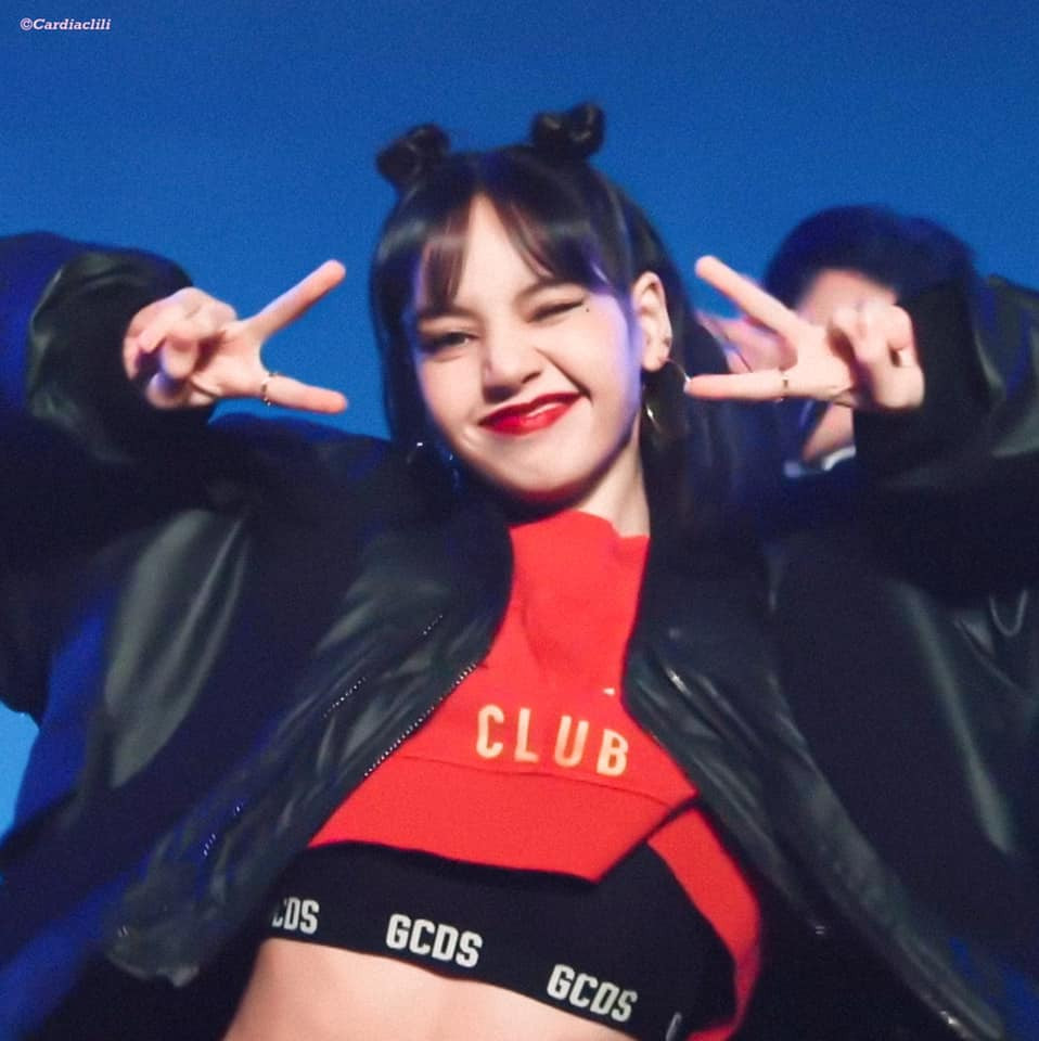 Lisa dạo này chăm vén mái khoe trán đến lạ, định tạm biệt "tóc mái 10 tỷ won" hay gì? ảnh 3