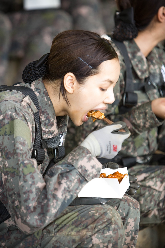 Nhìn lại Lisa (BLACKPINK) trong “Sao Nhập Ngũ” bản Hàn: Mặt mộc xinh xỉu, sức khỏe vô biên ảnh 6