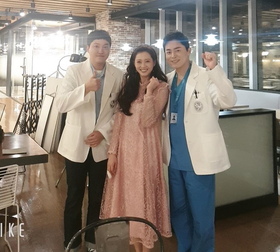 Sao Hàn 24H: Jennie rủ “boss” lên bìa tạp chí, Lee Min Ho kéo “boss” cùng xem phim ảnh 2