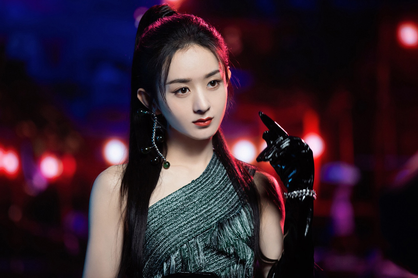 Cùng tạo hình công chúa Raya, Hoa hậu H'Hen Niê và Triệu Lệ Dĩnh ai thần thái hơn? ảnh 3