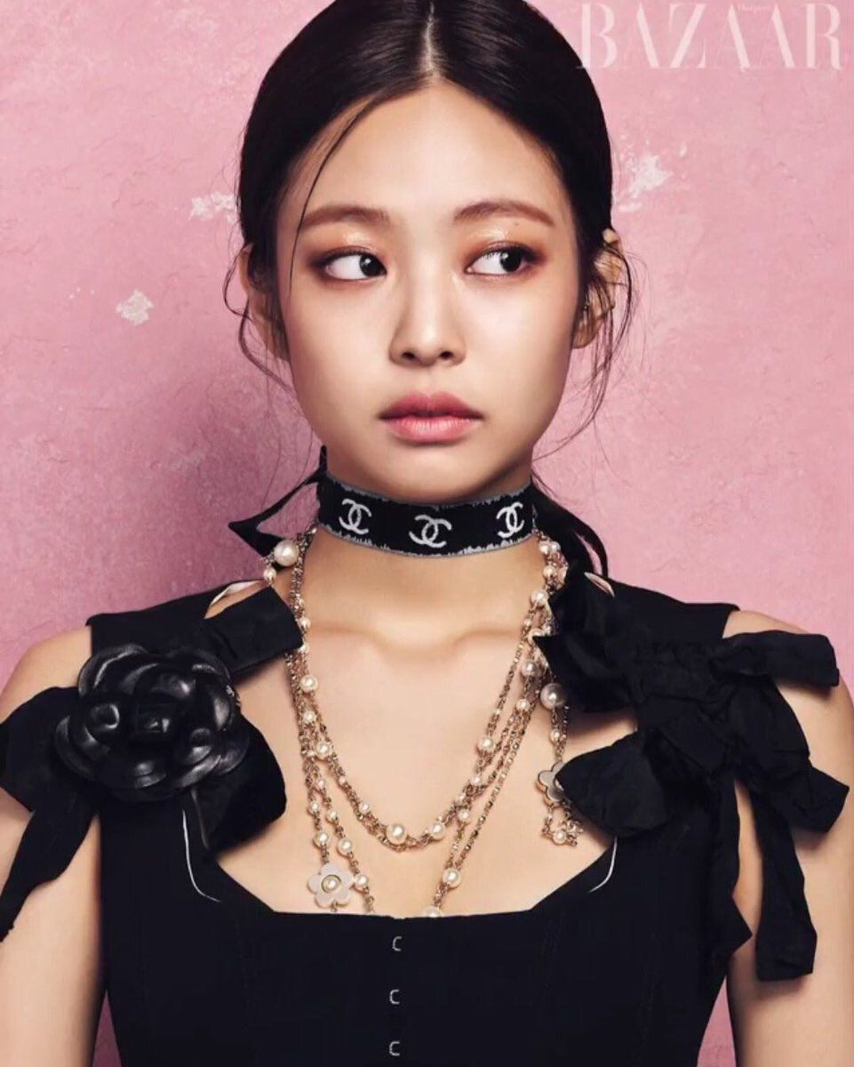 “Thánh tái chế” Jennie (BLACKPINK): Một sợi ruy băng gói quà biến thành đủ kiểu phụ kiện ảnh 10