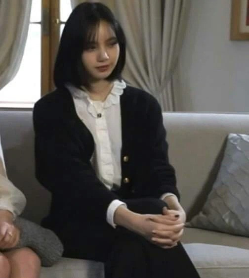 Lisa dạo này chăm vén mái khoe trán đến lạ, định tạm biệt "tóc mái 10 tỷ won" hay gì? ảnh 5