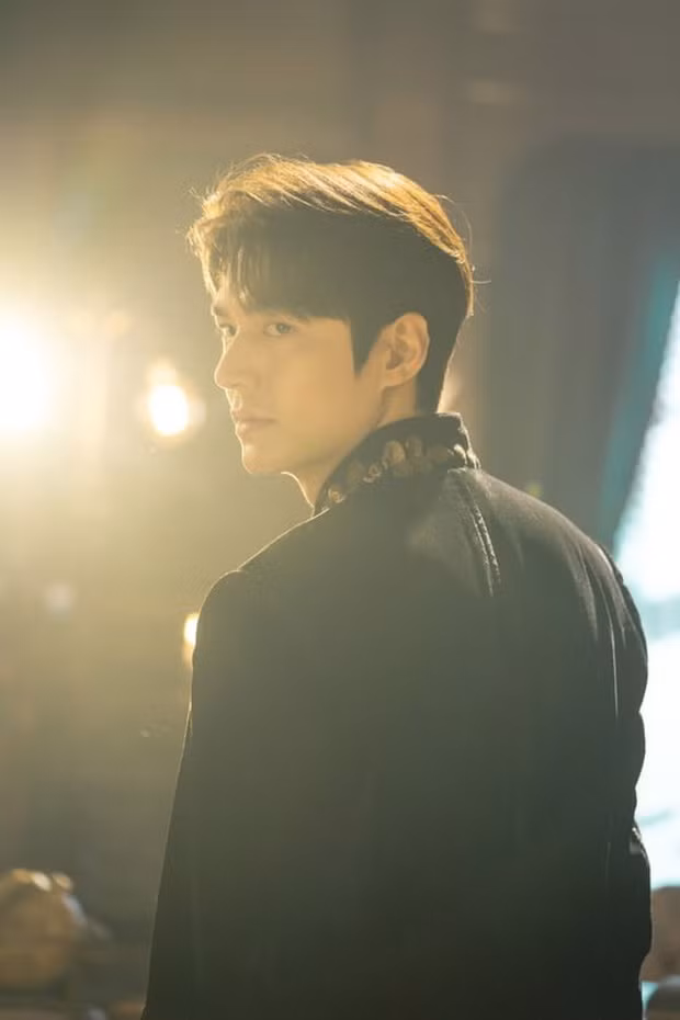 Lee Min Ho ngời ngời khí chất đế vương, còn nhà vua nào đẹp trai hơn được nữa ảnh 1