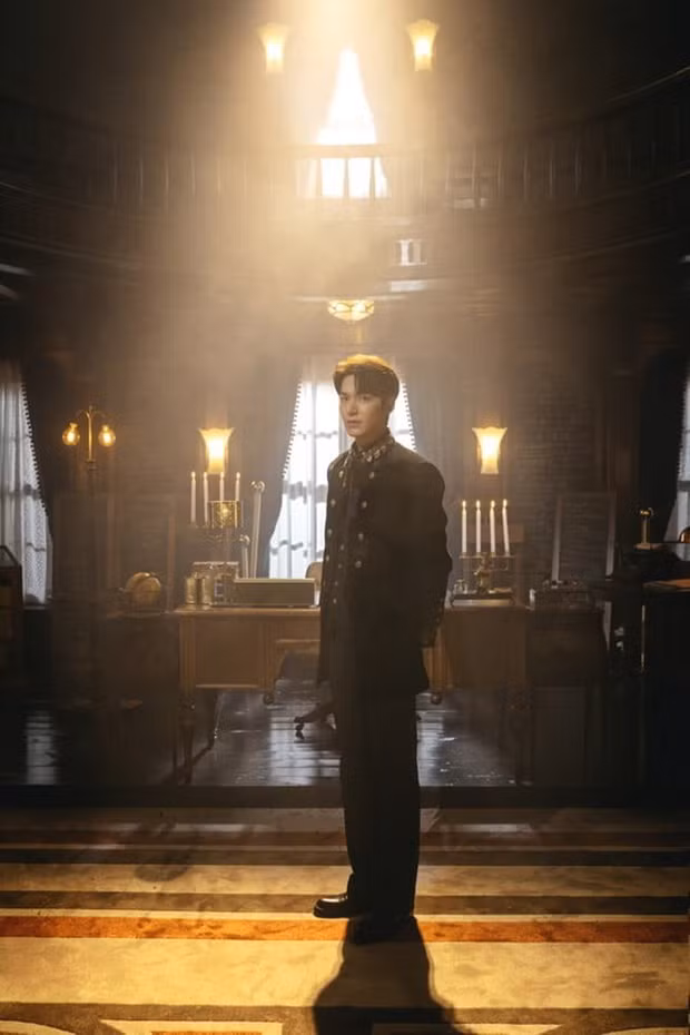 Lee Min Ho ngời ngời khí chất đế vương, còn nhà vua nào đẹp trai hơn được nữa ảnh 2