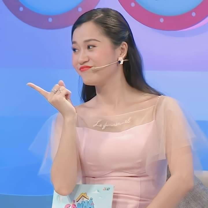 Lâm Vỹ Dạ bất ngờ ghi điểm nhờ màn đối đáp cực khéo léo trước những lời chê bai ảnh 1