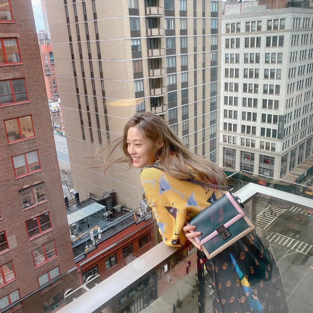 Những bức ảnh tưởng chẳng có gì nhưng lại khiến sao Hàn gặp họa trong đại dịch Covid-19 ảnh 4