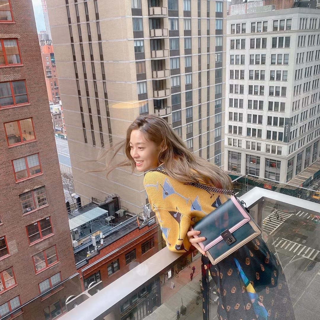 Những bức ảnh tưởng chẳng có gì nhưng lại khiến sao Hàn gặp họa trong đại dịch Covid-19 ảnh 4