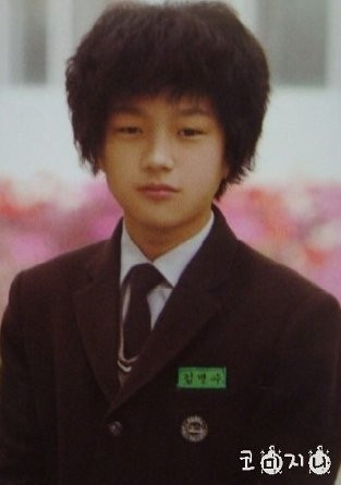 Phì cười với 10 bức ảnh khiến idol K-Pop ngượng chỉ muốn chui xuống đất ảnh 10