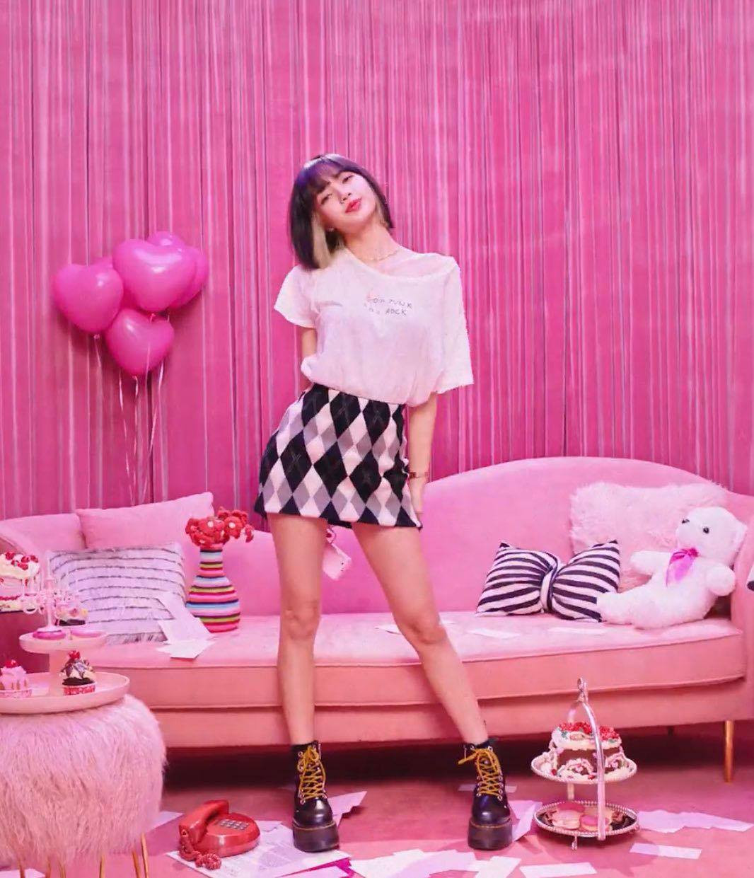 Lisa mang khoe dây chuyền đặc biệt mà sao fan lại thấy thương em út BLACKPINK quá chừng? ảnh 6