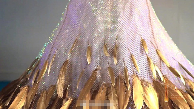 Chưa cần biết ai diện, váy của Nữ thần Kim Ưng năm 2020 đã bị trừ điểm vì một thứ ảnh 4