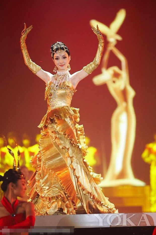 Chưa cần biết ai diện, váy của Nữ thần Kim Ưng năm 2020 đã bị trừ điểm vì một thứ ảnh 1